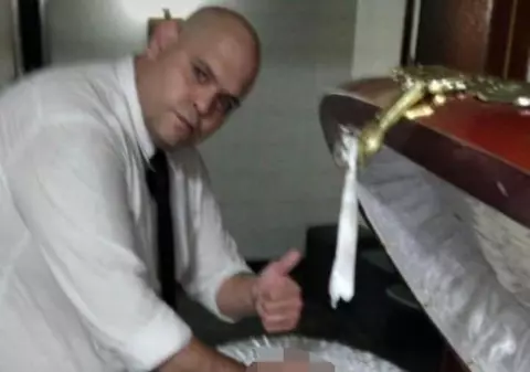 Un angajat care pregătea sicriul lui Maradona pentru înmormântare a deschis capacul și și-a făcut un selfie. „Un ticălos”