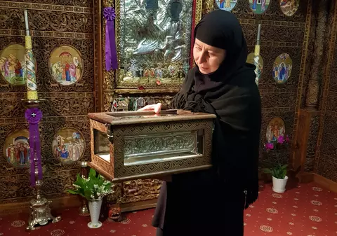 Povestea celor trei măicuțe române închise de pandemie într-o mănăstire din Grecia: „Trăim din mila oamenilor din jur. Nici lemne nu avem”