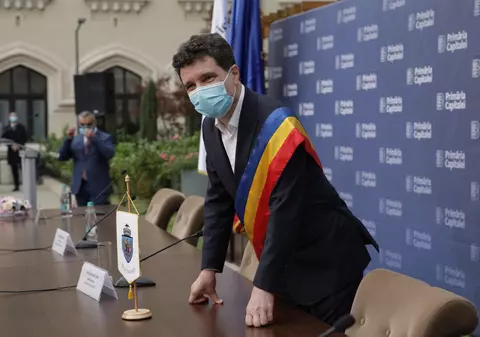 Nicuşor Dan împarte vina pentru lipsa apei calde și a căldurii în București între foștii primari Firea și Oprescu