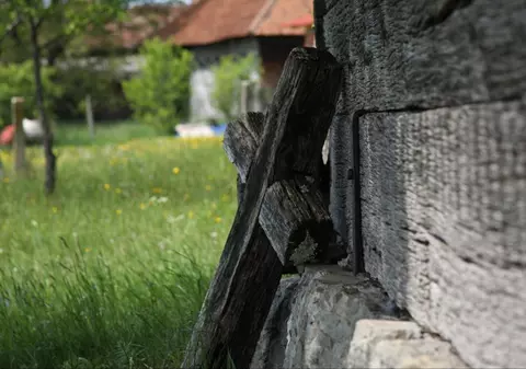 O femeie din Bihor declarată moartă de un poliţist a „înviat” când a fost pusă în sicriu. Poliția a deschis un dosar penal