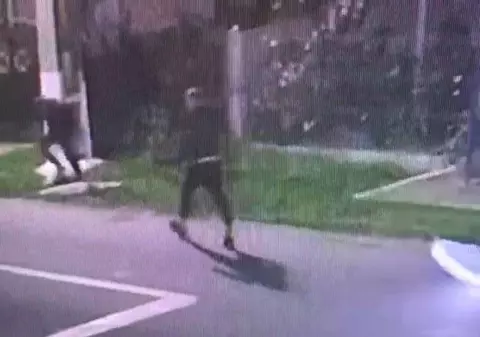 VIDEO | Scene violente în Olt. Tânără bătută cu bestialitate în mijlocul străzii de un adolescent