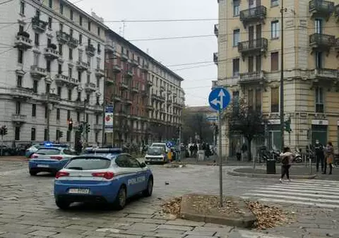 Jaf armat la o bancă din Milano. Hoții au scăpat prin canalizare, după ce au ținut ostatici angajații și au furat 20 de seifuri de valori