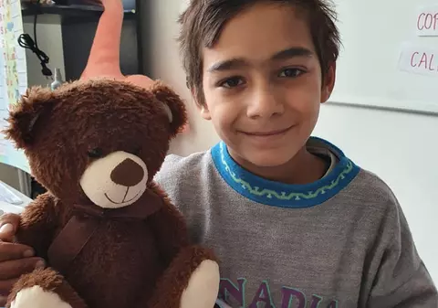 Elevul Trandafir și-a învățat mama să-și scrie numele și visează să fie polițist: „Unul bun!”. Acum, învățătoarea îl primește zilnic la ea acasă ca să-și facă temele și să mănânce