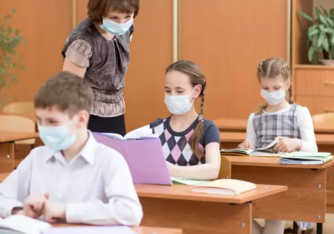 Educația în lume: Dascălii britanici spun că nu sunt bine protejați în fața COVID, în Grecia, un profesor a fost condamnat pentru că nu purta masca la ore