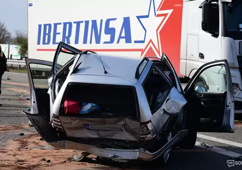 VW Golf din Suceava distrus de un TIR, în Germania, într-un accident cu opt victime