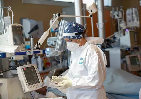 Un tânăr din Iași a făcut infarct în timp ce aştepta la UPU.  Acesta nu avea alte afecțiuni medicale, iar testul pentru COVID-19 a ieșit negativ. Reacția spitalului