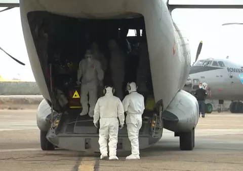 Cinci pacienţi cu COVID-19, aflaţi în stare gravă, transferaţi cu avionul militar de la Bucureşti la spitale din ţară