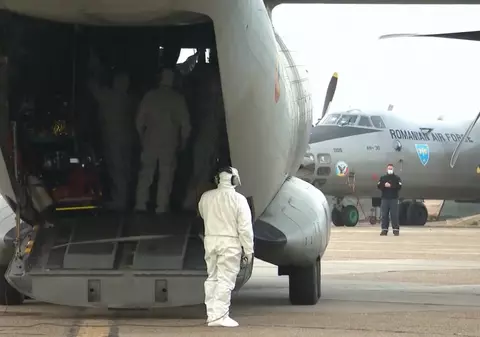Alţi patru pacienți cu COVID-19 aflați în stare gravă, trimiși cu avionul militar din București la spitale din ţară