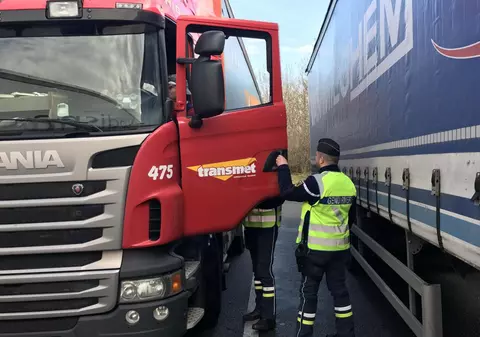 Șofer român de TIR înjunghiat de un coleg român, în parcare, în Franța: “Salut ca la Ocna Mureș”