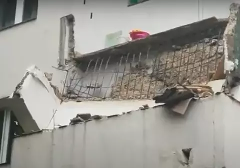 VIDEO | Un balcon s-a prăbușit de la etajul 3 al unui bloc din Vaslui