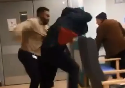 VIDEO | Imagini uluitoare surprinse într-un spital din Londra. Doi bărbați s-au luat la bătaie în sala de așteptare