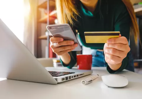 Cum să folosești cardul de credit și descoperitul de cont fără să te afunzi în datorii. Sfaturi utile ca să rămâi pe plus