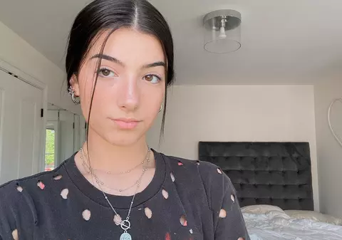 Charli D'Amelio, adolescenta de 16 ani care are peste 100 de milioane de fani pe Tik Tok. Cât a câștigat grație rețelei de socializare