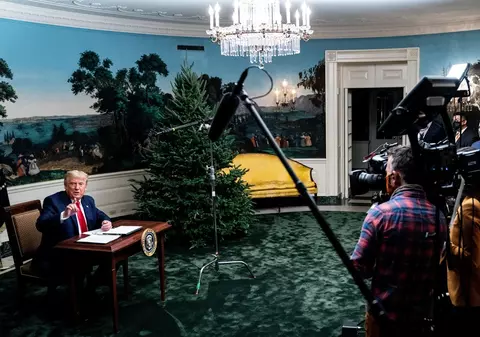 Donald Trump, ridiculizat pe Twitter după ce a ținut un discurs de la birou neobișnuit de mic. ”Birou mic. Mâini mici. Suflet mic”