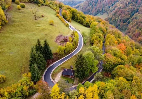 Video. Drum montan spectaculos, deschis recent în Munții Apuseni. Care sunt atracțiile turistice