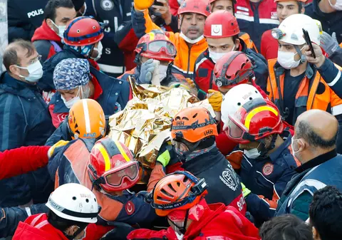 VIDEO | O fetiță de 3 ani a fost scoasă în viață de sub dărâmături, la 65 de ore după cutremurul din Turcia