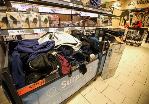 Fără jucării, haine și bijuterii în Franța. Supermarketurile mai pot vinde doar produse considerate „esențiale”