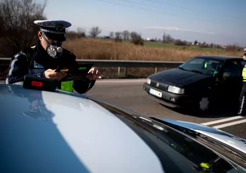 Bolnavii de COVID, transportați cu mașinile de poliție în Bulgaria. “Suntem în război”