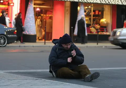 „Exploatare nemiloasă”. Un cerșetor român din Irlanda a convins doi pensionari să-i ofere economiile lor de-o viață