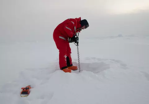 O capsulă a timpului îngropată la Polul Nord în 2018 a fost găsită în Irlanda. “Am zis că e o bombă”