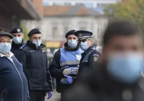 VIDEO  | Infectat cu Covid-19, un arădean a plecat în oraș în ultima zi de izolare. Ce le-a spus jandarmilor care îl așteptau la ușă