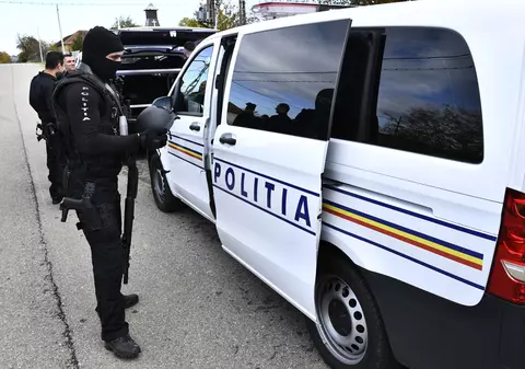 Petrecere ilegală într-un bar din Boița, care avea activitatea suspendată, întreruptă de mascați. S-au dat amenzi de peste 10.000 de lei