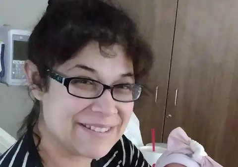 O mamă a 10 copii a murit după ce a născut prima fetiță. Soțul: „S-a rugat să fie fată”