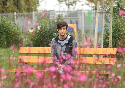 Lungul drum spre pace. Hassan a fugit din calea războiului din Irak și a ajuns după doi ani în România. A luat școala de la zero și vrea să fie profesor