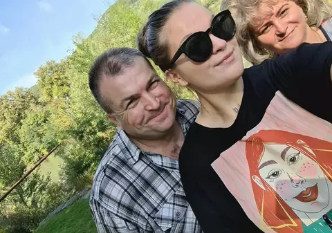 Un jandarm din Târgu Mureș, rănit într-un accident rutier, a murit la spital așteptând cinci zile să fie operat. Fiica acuză: “L-au băgat în mormânt cu zile!”