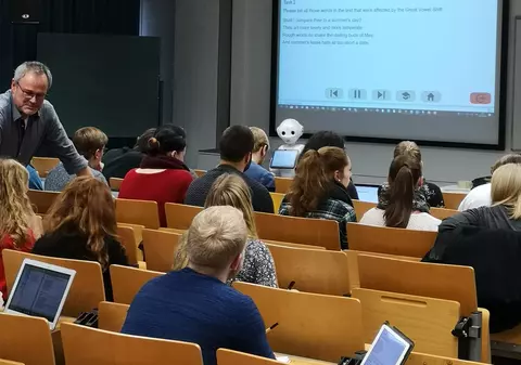 Profesorul din Germania care are un robot pe post de asistent universitar: „Educația viitorului va fi mereu dublată de școala față în față”