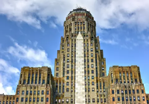 O femeie a murit, după ce mașina în care se afla a intrat în monumentul McKinley din Buffalo