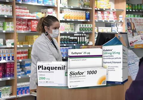 Fuga bolnavilor cronici după medicamentele pe care pandemia le-a scos din farmacii: “E pelerinaj medical în toată țara”