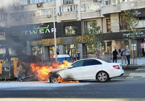 VIDEO / Un Mercedes a luat foc pe bulevardul Decebal din București