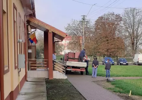 Fostul primar al unei comune din Timiș a plecat acasă cu mobila din birou. “Știam de intenția lui”