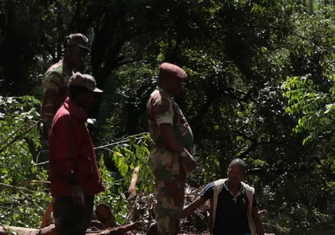 Zeci de oameni din Mozambic au fost decapitați de jihadiști afiliați ISIS. “Au răpit femei și copii și au incendiat sate întregi”