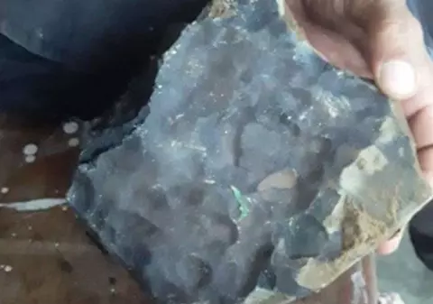 Un indonezian s-a îmbogățit după ce a vândut un meteorit care i-a căzut în casă. “Când am ridicat-o, piatra era caldă”