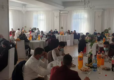 VIDEO / Nuntă cu 100 de invitați, oprită de poliție, la Berchișești, în Suceava. Doar mirele și cârciumarul au fost amendați