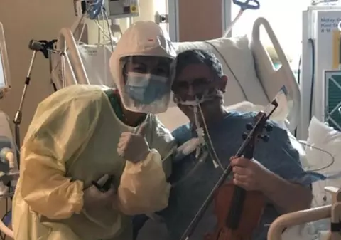 VIDEO | Moment emoționant: un bolnav de COVID intubat, care a fost internat o lună la ATI, le-a cântat medicilor la vioară, pentru a le mulțumi