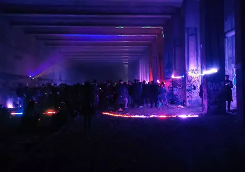 VIDEO | Peste 300 de tineri au participat la o petrecere clandestină organizată în Paris. Cum au fost păcălite autoritățile