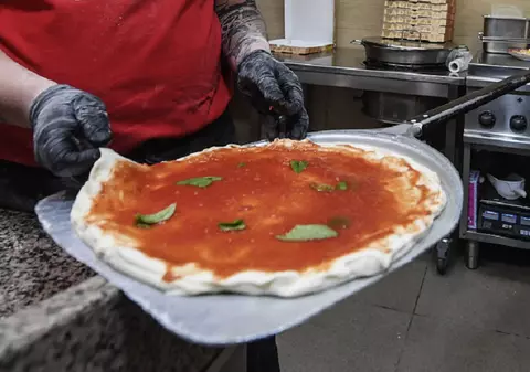 O minciună spusă de un bărbat care lucra într-o pizzerie a băgat Australia de Sud în carantină
