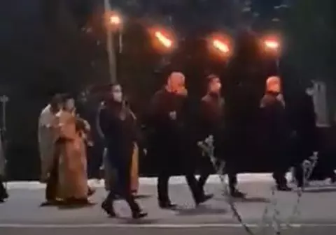 VIDEO / ÎPS Teodosie, rugăciuni în fruntea procesiunii de alungare a COVID-ului, la Cogealac, în Constanța
