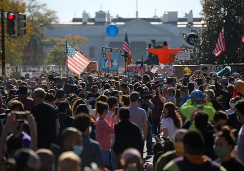 VIDEO | Artificii și șampanie! Susținătorii lui Biden sărbătoresc în stradă victoria democratului