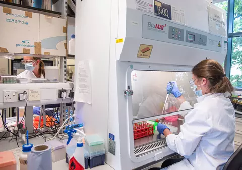 Cum au reușit câțiva oameni de știință de la Oxford să dezvolte incredibil de rapid un vaccin anti-COVID