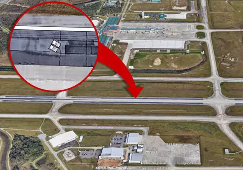 Cum a ajuns un aeroport din SUA să aibă două morminte pe mijlocul unei piste