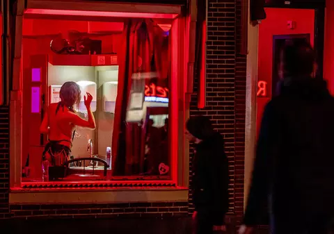 „Cartierul roșu” din Amsterdam va fi mutat din centrul orașului. Motivul din spatele deciziei