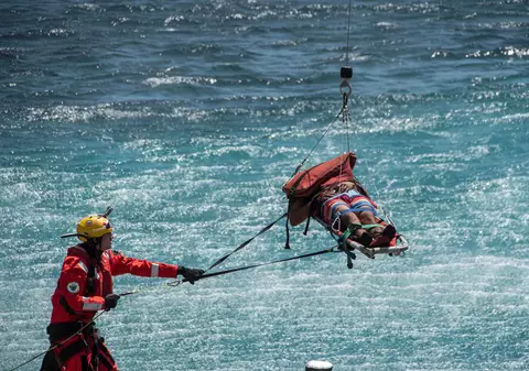 Un bărbat din Marea Britanie a fost salvat cu elicopterul, după ce a încercat să se cațere pe o stâncă doar cu mâinile goale