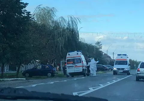 Ambulanța Timiș, depășită de solicitările pentru teste COVID. Serviciul are nevoie de mașini și asistenți, primăria a trimis oameni pentru call-center