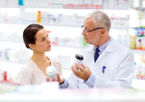 Farmacistul a ajuns un vânzător de buline, care satisface foamea de medicamente a românilor