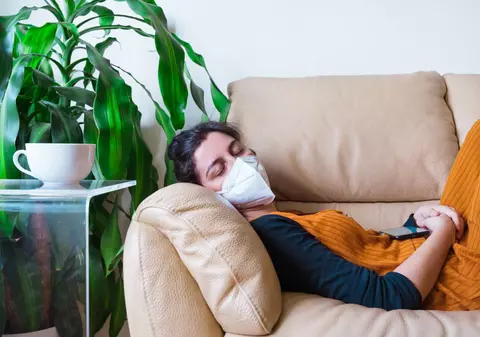 Studiu: Oboseala post-COVID persistă aproape două luni după vindecare, inclusiv la formele ușoare