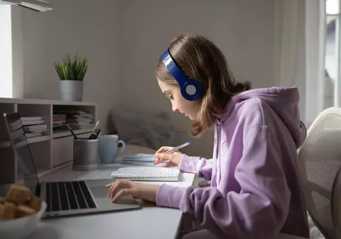 Vouchere pentru copiii care nu au internet acasă. Aproape 400.000 de elevi sunt în această situație